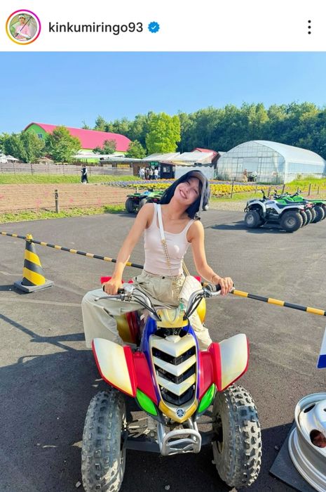 金田久美子が背中ぱっくり夏コーデを披露！ 大胆な写真に「美背中shot