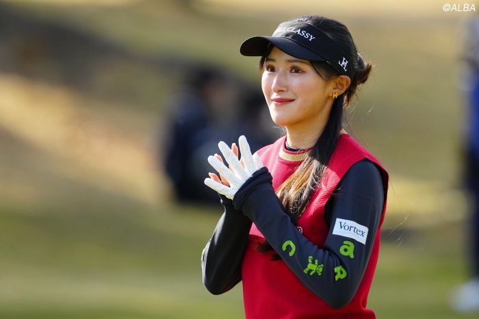 臼井麗香が黒いノースリーブドレスでキメ顔 サンセットショットに大