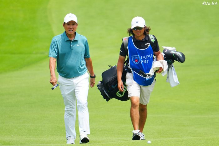 ◼️美品◼️ゴルフ◼️ブルゾン◼️ハーフジップ◼️石川遼◼️松山英樹 写真] 2025年 日本プロゴルフ選手権 石川遼が原辰徳氏のプレーに