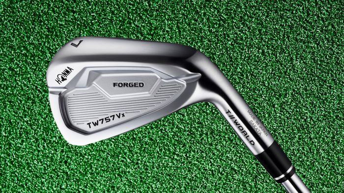 シャープな形状でツアーモデルらしい雰囲気ながら、打つとやさしいギャップを持った本間ゴルフのアイアンだ