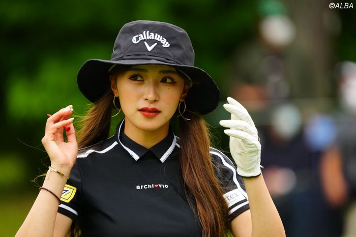 『白猫ゴルフPR親善大使』に就任した臼井麗香