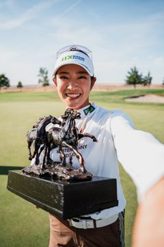 写真] 渋野日向子、原英莉花の米下部ツアー初Vに感激 泣き顔