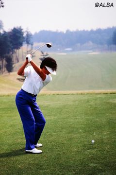 写真] 日本人初の米賞金女王！ 岡本綾子のスイングは“止まらない”から