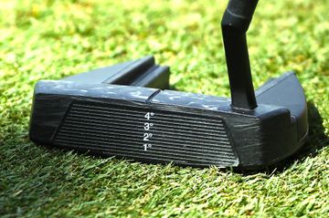 デシャンボー監修の「スコアラインテクノロジー」を採用した、LA GOLF