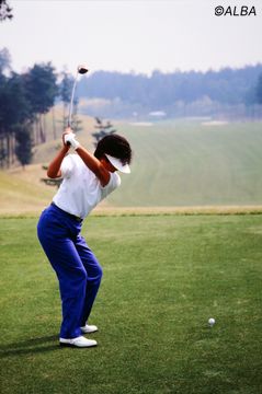 日本人初の米賞金女王！ 岡本綾子のスイングは“止まらない”から飛んで