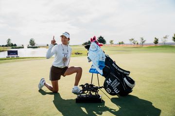 写真] 渋野日向子、原英莉花の米下部ツアー初Vに感激 泣き顔絵文字5