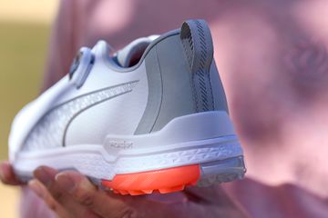日本人の足にしっくりくるフィット性を追求した軽量スパイクレスの決定