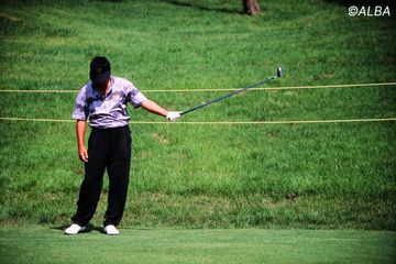 写真] 令和でも参考になるジャンボ尾崎の飛ばしテク！ 左手で“押し込む