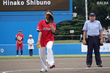 写真] 渋野日向子が公式戦“初”の始球式 力強いアンダースロー