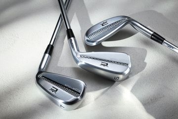日本のゴルファーに向けた直進性の高いコロがりの円筒フェース構造