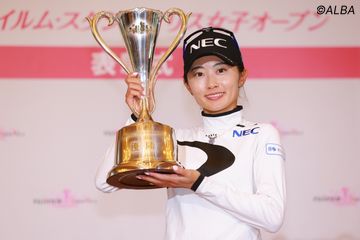 小祝さくら選手、三浦桃香選手他サイン入りサントリーレディーストートバッグ 好対照な2人 アン・シネが小祝さくらと三浦桃香に抱いた印象とは