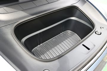 写真] 2138Lの大容量でキャディバッグも余裕で積める！ 人気EVのテスラ