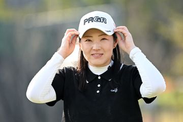 金田久美子がショーパン姿で「勝負の神」に参拝 厄割玉に込めた誓いは