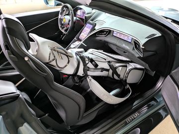 オープンカーにもなるのに何だこの上品なフェラーリは⁉ 助手席に愛用の