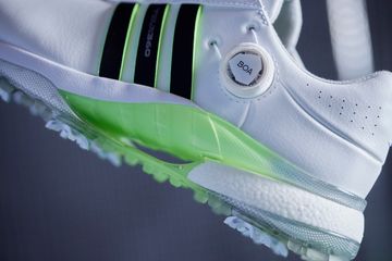 ヒール部分にはゴルフシューズとして初の「JETBOOST」搭載