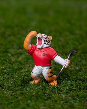 まるでタイガー・ウッズ⁉ 「BEAMS GOLF」のウェアを着た動物たちが