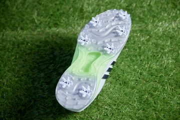 計算されたクリートの配置による「7クリートアウトソール」