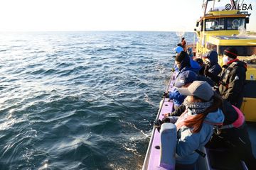 青木瀬令奈と成田美寿々が釣りをする様子