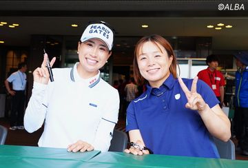写真] 大会初日は中止で即席サイン会も 連覇を狙う永峰咲希「一番