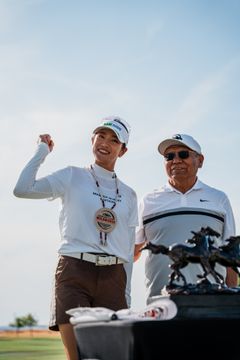 JLPGA 女子ゴルフ 政田夢乃 直筆サイン入り写真 ② 原英莉花 渋野日向子 写真] 渋野日向子、原英莉花の米下部ツアー初Vに感激 泣き顔