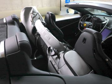 オープンカーにもなるのに何だこの上品なフェラーリは⁉ 助手席に