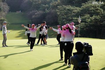 劇的な勝利をおさめて大喜びする日本チーム