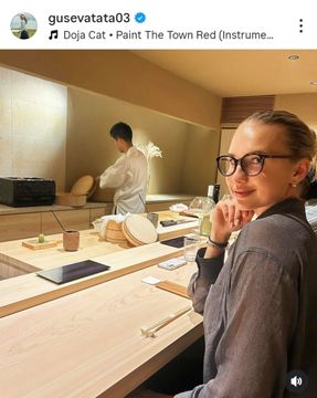 寿司屋のカウンターでワクワク【写真:ナタリア・グセバのInstagram(@gusevatata03)より】