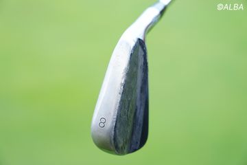 勝俣陵のアイアンは、ロフトを寝かせてバンスを削った上に、7番ヘッド