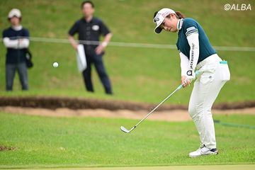 女王”佐久間朱莉のシンプルを極めたアプローチ 体幹で振って手先は何も