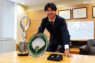 稲見萌寧が素手でほじほじ！ 雪だるま作りに挑戦「彫刻家になれるね