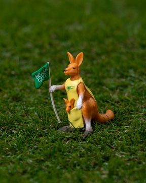 まるでタイガー・ウッズ⁉ 「BEAMS GOLF」のウェアを着た動物たちが