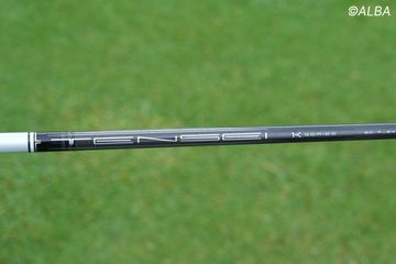 写真] 今季2勝目小祝さくら 7番ロフト32度の軟鉄鍛造アイアンでドロー