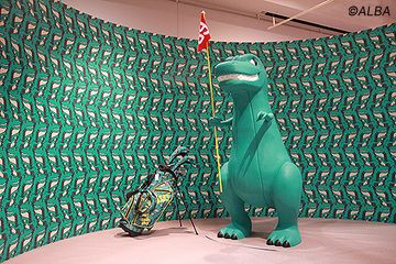 パーリーゲイツの展示会に謎の恐竜が出現！ - ゴルフ総合サイト ALBA Net