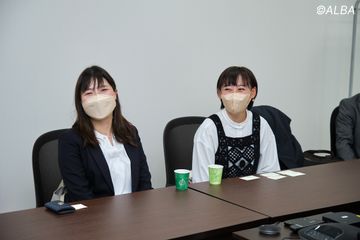 表敬訪問では笑顔もみせた山口里緒(左)と菊地りお