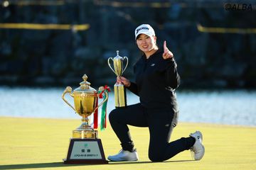 横峯さくら・古閑美保使用モデルのゼクシオキャディバッグを新発売