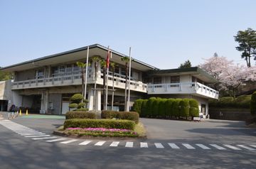 急な坂道になっている進入路を進むと現れる重厚なクラブハウス