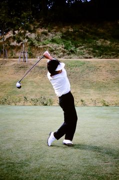 写真] 日本人初の米賞金女王！ 岡本綾子のスイングは“止まらない”から