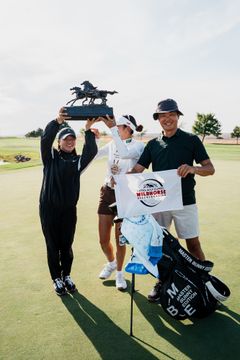 JLPGA 女子ゴルフ 政田夢乃 直筆サイン入り写真 ① 原英莉花 渋野日向子 写真] 渋野日向子、原英莉花の米下部ツアー初Vに感激 泣き顔