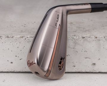 未使用新品　ヘッドカバーのみ　テーラーメイド P-UDI Bomber わずか数秒で完売!? 米国テーラーメイド、昔の爆撃機に