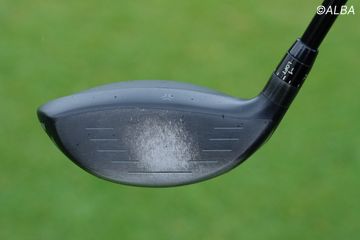 写真] 今季2勝目小祝さくら 7番ロフト32度の軟鉄鍛造アイアンでドロー
