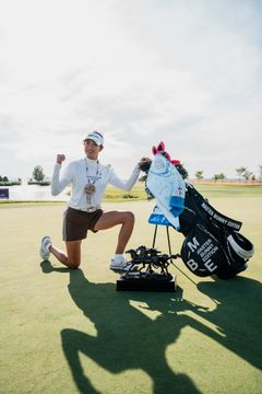 写真] 渋野日向子、原英莉花の米下部ツアー初Vに感激 泣き顔絵文字5