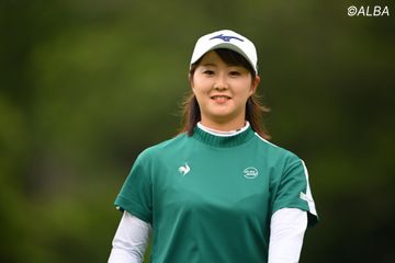 西村優菜がファンにサインサービスをする姿をJLPGAがSNSに公開「是非