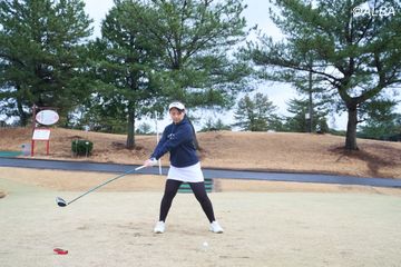 身長163センチで最長342ヤード！ 大和田紗羅は左腰を斜め上に回してHS