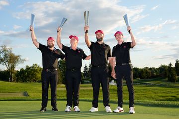 LIVゴルフの顔、ジョン・ラーム（右から2番目）らも大歓迎