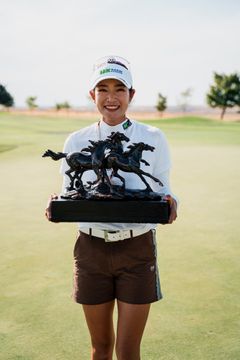 JLPGA 女子ゴルフ 政田夢乃 直筆サイン入り写真 ① 原英莉花 渋野日向子 写真] 渋野日向子、原英莉花の米下部ツアー初Vに感激 泣き顔