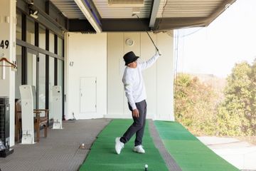 令和でも参考になるジャンボ尾崎の飛ばしテク！ 左手で“押し込む”動き