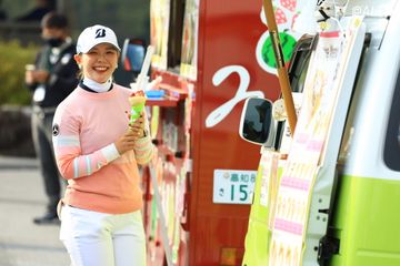 いちごのクレープをもって嬉しそうな吉田優利