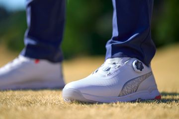 日本人の足にしっくりくるフィット性を追求した軽量スパイクレス