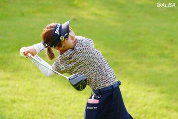 首位と3打差発進！ ルーキー都玲華は沈み込んで捻転差MAXで飛ばしてい