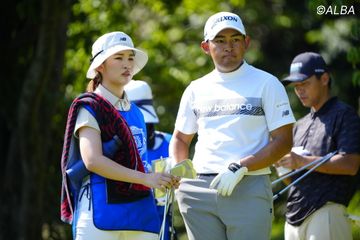 ヒマワリ畑で微笑む鶴岡果恋 清楚な佇まいをファンは「絵になるなぁ